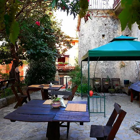 לינה וארוחת בוקר Pietrantica 3*