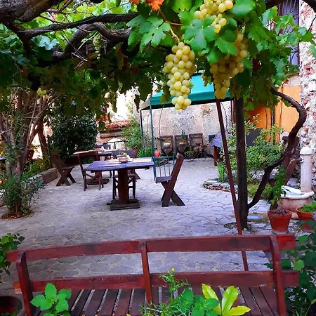 לינה וארוחת בוקר Pietrantica 3*